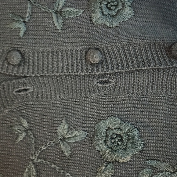 Koret Green Cardigan Sweater with Elegant Design - Picture 2 of 5